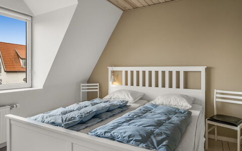 Elmo - 300M from the Sea: Cama, Lecho, Mueble, Habitación, Diseño De Interiores, Sábana, Madera, Suelo, Linos, Piso