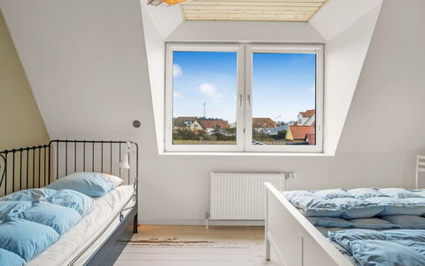 Elmo - 300M from the Sea: Mueble, Madera, Diseño De Interiores, Suelo, Habitación, Piso, Cama, Casa, Departamento, Habitación