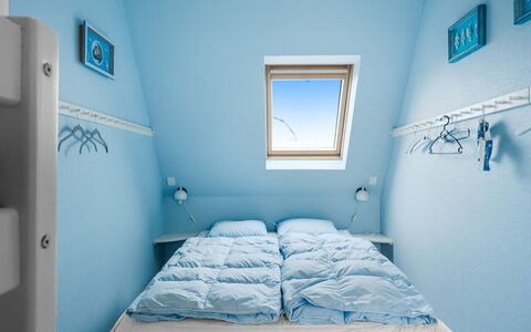 Elmo - 300M from the Sea: Azul, Habitación, Cama, Suelo, Sábana, Lecho, Linos, Techo, Ático, Marco De La Cama