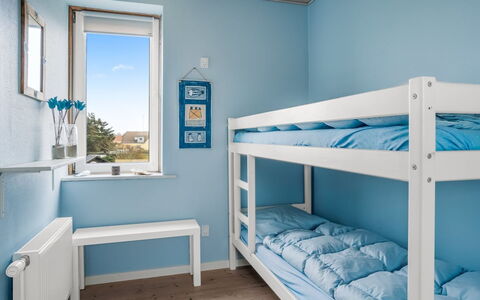 Elmo - 300M from the Sea: Azul, Habitación, Cama, Diseño De Interiores, Mueble, Lecho, Suelo, Techo, Sábana, Departamento