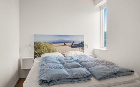 Elmo - 300M from the Sea: Habitación, Cama, Lecho, Sábana, Techo, Linos, Marco De La Cama, Madera Dura, Almohada, La Luz Del Día