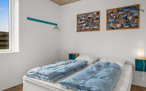 Elmo - 300M from the Sea: Habitación, Madera, Cama, Suelo, Diseño De Interiores, Sábana, Piso, Lecho, Techo, Mueble