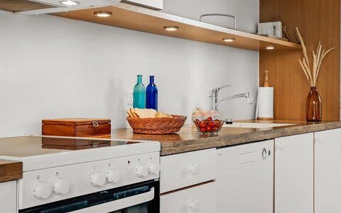 Elmo - 300M from the Sea: Cocina, Mostrador, Diseño De Interiores, Madera, Gabinetes, Aparato De Cocina, Piso, Mueble, Casa, Electrodoméstico