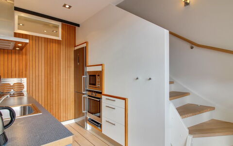 Varnava - 200M from the Sea: Mueble, Diseño De Interiores, Silla, Piso, Mesa, Recurso, Suelo, Techo, Habitación, Eco Hotel