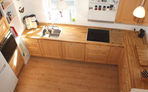 Norman - 150M from the Sea: Cocina, Mostrador, Gabinetes, Mueble, Aparato De Cocina, Piso, Electrodoméstico, Madera, Fregadero, Lavabo
