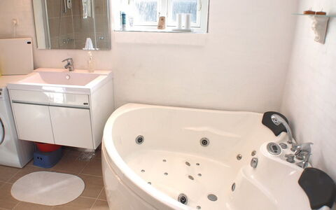 Norman - 150M from the Sea: Baño, Arreglo De Tubería, Bañera, Diseño De Interiores, Grifo, Lavabo, Piso, Lavabo Del Baño, Suelo, Plomería