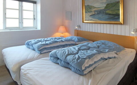 Norman - 150M from the Sea: Habitación, Cama, Lecho, Sábana, Marco De La Cama, Linos, Mueble, Almohada, Arrojar La Almohada, Colchón