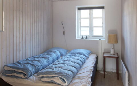 Norman - 150M from the Sea: Cama, Habitación, Sábana, Madera, Lecho, Suelo, Linos, Mueble, Marco De La Cama, Piso