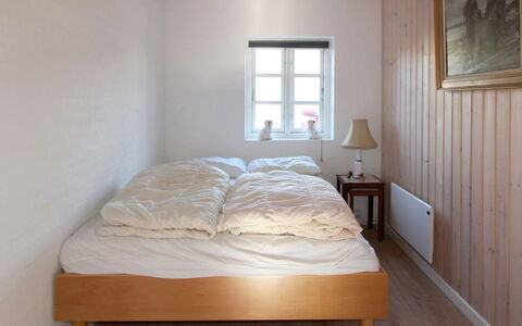 Norman - 150M from the Sea: Cama, Habitación, Lecho, Sábana, Pared, Suelo, Piso, Madera, Diseño De Interiores, Marco De La Cama