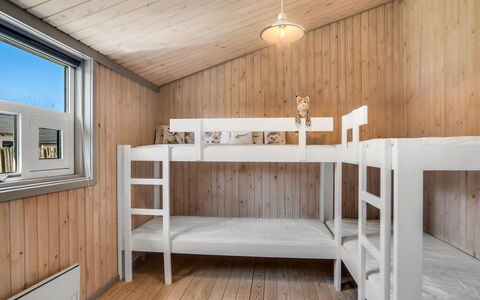 Lazorka - 450M from the Sea: Madera, Habitación, Suelo, Manchas De Madera, Puerta, Madera Dura, Tablón, Techo, Litera, Cama