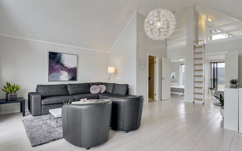 Katharine - 600M from the Sea: Diseño De Interiores, Techo, Piso, Sofá, Sala, Mueble, Casa, Suelo, Encendiendo, Lámpara