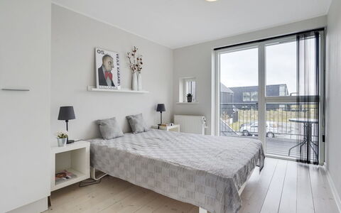 Katharine - 600M from the Sea: Diseño De Interiores, Mueble, Piso, Suelo, Madera, Techo, Habitación, Cama, Habitación, Departamento