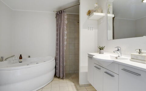 Katharine - 600M from the Sea: Diseño De Interiores, Piso, Suelo, Arreglo De Tubería, Baño, Techo, Grifo, Lavabo, Mueble De Baño, Plomería
