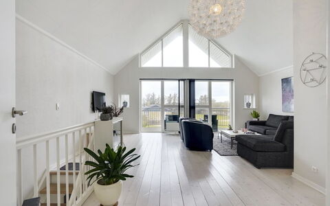 Katharine - 600M from the Sea: Madera, Techo, Piso, Mueble, Diseño De Interiores, Casa, Suelos De Madera, Suelo, Silla, Sala
