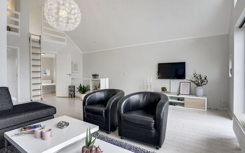 Katharine - 600M from the Sea: Diseño De Interiores, Sofá, Techo, Mueble, Sala, Piso, Casa, Suelo, Encendiendo, Lámpara