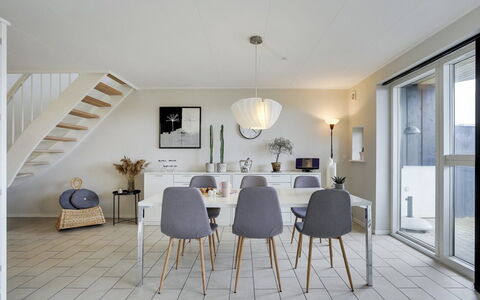 Katharine - 600M from the Sea: Mueble, Diseño De Interiores, Piso, Suelo, Silla, Madera, Mesa, Cocina Y Comedor Mesa, Comedor, Techo