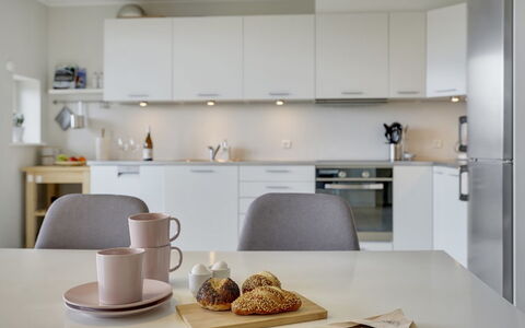 Katharine - 600M from the Sea: Mueble, Diseño De Interiores, Piso, Mostrador, Cocina, Aparato De Cocina, Suelo, Gabinetes, Techo, Habitación
