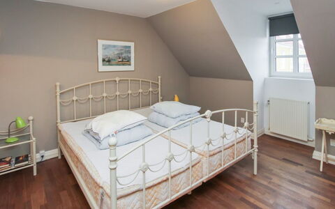 Swarthovde - 300M from the Sea: Mueble, Diseño De Interiores, Cama, Habitación, Suelo, Piso, Pared, Madera, Lecho, Habitación