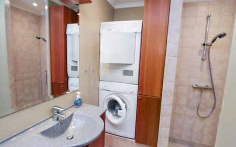 Swarthovde - 300M from the Sea: Lavadora, Piso, Arreglo De Tubería, Suelo, Diseño De Interiores, Mueble De Baño, Lavabo Del Baño, Lavabo, Baño, Plomería