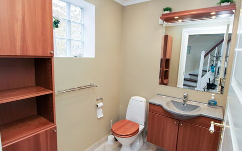 Swarthovde - 300M from the Sea: Arreglo De Tubería, Piso, Lavabo Del Baño, Mueble De Baño, Diseño De Interiores, Madera, Suelo, Lavabo, Baño, Gabinetes
