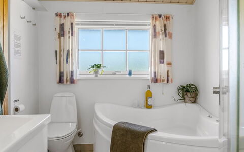 Anya - 650M from the Sea: Arreglo De Tubería, Diseño De Interiores, Bañera, Techo, Piso, Baño, Suelo, Plomería, Casa, Grifo