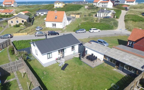 Arnke - 125M from the Sea: Barrio Residencial, Techo, Suburbio, Entrada De Coches, Inmuebles, Tubo De Lámpara
