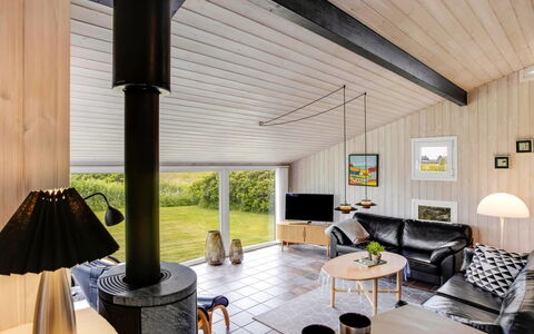 Tinja - 700M from the Sea: Diseño De Interiores, Techo, Piso, Sala, Suelo, Mueble, Casa, Sofá, Habitación