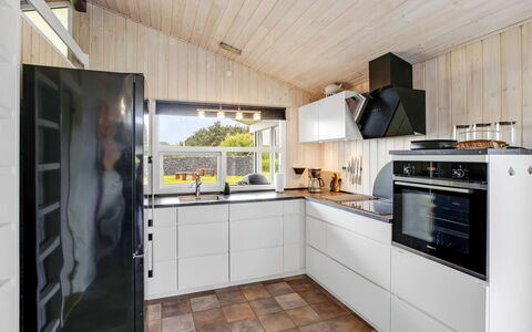 Tinja - 700M from the Sea: Cocina, Aparato De Cocina, Electrodoméstico, Piso, Mostrador, Madera, Diseño De Interiores, Techo, Suelo, Electrodoméstico