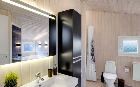 Tinja - 700M from the Sea: Diseño De Interiores, Piso, Suelo, Arreglo De Tubería, Madera, Lavabo, Techo, Lavabo Del Baño, Grifo, Baño