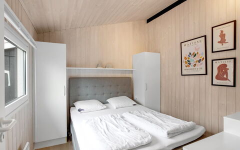 Tinja - 700M from the Sea: Cama, Habitación, Diseño De Interiores, Suelo, Piso, Mueble, Madera, Sábana, Techo, Lecho