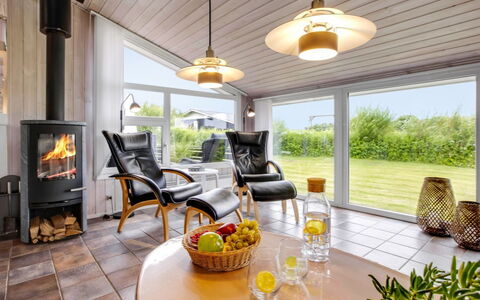 Tinja - 700M from the Sea: Diseño De Interiores, Techo, Mueble, Piso, Lámpara, Encendiendo, Suelo, Silla, Sala, Habitación