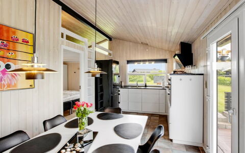 Tinja - 700M from the Sea: Diseño De Interiores, Techo, Piso, Suelo, Cocina, Lámpara, Mostrador, Suelos De Madera, Electrodoméstico, Silla