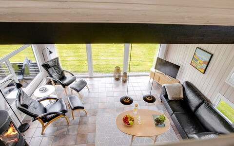 Tinja - 700M from the Sea: Diseño De Interiores, Mueble, Piso, Madera, Suelo, Sala, Techo, Sofá, Habitación, Encendiendo