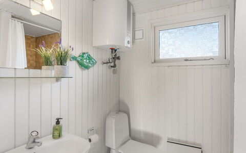 Violeta - 250M from the Sea: Madera, Arreglo De Tubería, Piso, Suelo, Baño, Grifo, Lavabo, Plomería, Habitación, Baño