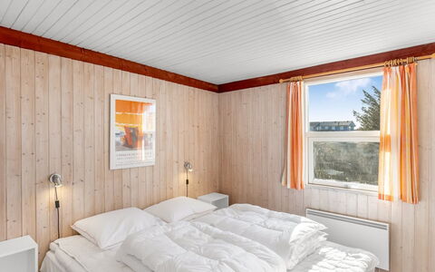 Violeta - 250M from the Sea: Madera, Techo, Habitación, Diseño De Interiores, Cama, Suelo, Piso, Habitación, Mueble, Sábana