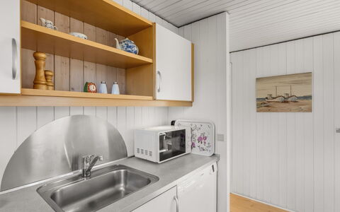 Violeta - 250M from the Sea: Madera, Piso, Suelo, Diseño De Interiores, Techo, Habitación, Cocina, Mostrador, Madera Dura, Manchas De Madera