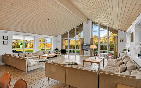 Berenika - 500M from the Sea: Techo, Sofá, Diseño De Interiores, Sala, Inmuebles, Madera Dura, Silla, Sofa Cama, Suelos De Madera
