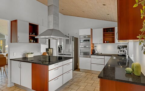 Berenika - 500M from the Sea: Cocina, Piso, Mostrador, Diseño De Interiores, Gabinetes, Mueble, Suelo, Techo, Madera, Aparato De Cocina