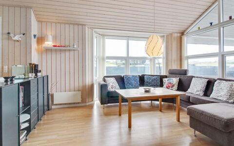 Anett - 400M from the Sea: Mueble, Diseño De Interiores, Madera, Piso, Techo, Sala, Sofá, Suelo, Habitación, Casa