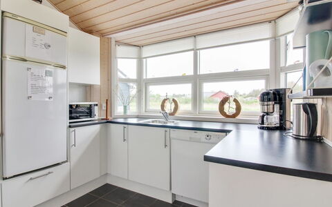 Anett - 400M from the Sea: Cocina, Diseño De Interiores, Aparato De Cocina, Piso, Mostrador, Madera, Techo, Gabinetes, Electrodoméstico, Electrodoméstico
