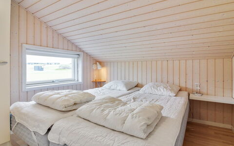 Anett - 400M from the Sea: Madera, Habitación, Cama, Lecho, Sábana, Techo, Marco De La Cama, Madera Dura, Linos, Manchas De Madera