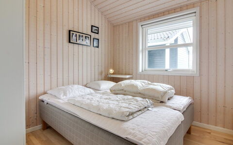 Anett - 400M from the Sea: Madera, Habitación, Techo, Suelo, Cama, Lecho, Sábana, Habitación, Marco De La Cama, Madera Dura