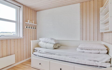Anett - 400M from the Sea: Mueble, Madera, Diseño De Interiores, Suelo, Piso, Cama, Habitación, Habitación, Encendiendo, Techo
