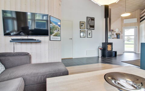 Anett - 400M from the Sea: Diseño De Interiores, Piso, Madera, Suelo, Techo, Mueble, Sala, Lámpara, Habitación, Sofá