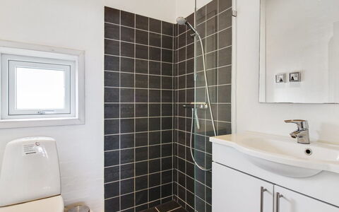 Anett - 400M from the Sea: Pared, Piso, Arreglo De Tubería, Baño, Diseño De Interiores, Suelo, Asiento Del Baño, Baño, Techo, Encendiendo