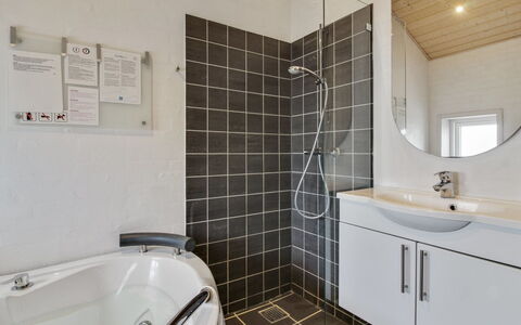 Anett - 400M from the Sea: Arreglo De Tubería, Baño, Piso, Diseño De Interiores, Suelo, Techo, Lavabo, Lavabo Del Baño, Grifo, Plomería
