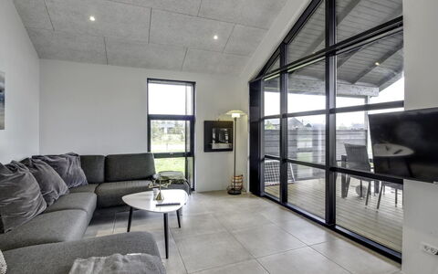 Juho - 900M from the Sea: Mueble, Diseño De Interiores, Silla, Piso, Mesa, Recurso, Suelo, Techo, Habitación, Eco Hotel