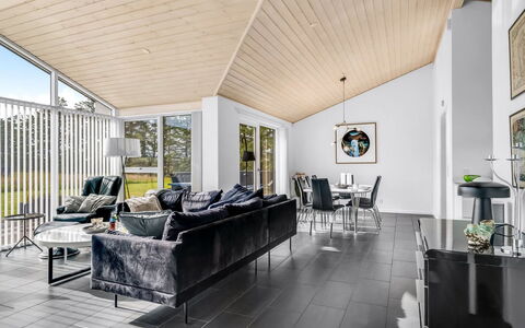 Meino - 1.4Km from the Sea: Diseño De Interiores, Techo, Sofá, Casa, Mueble, Sala, Piso, Suelo, Mesa De Café