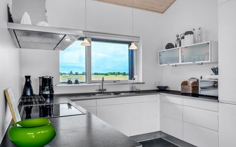 Meino - 1.4Km from the Sea: Cocina, Mostrador, Diseño De Interiores, Lámpara, Piso, Techo, Aparato De Cocina, Gabinetes, Electrodoméstico, Encendiendo