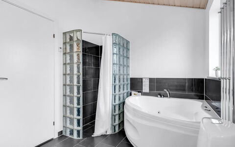 Meino - 1.4Km from the Sea: Diseño De Interiores, Piso, Techo, Suelo, Arreglo De Tubería, Habitación, Plomería, Departamento, Grifo, Baño